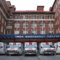 Des ambulances sont garées devant les urgences de l'Hôpital Saint-Paul de Vancouver