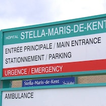Une enseigne de l'hôpital qui indique dans quelle direction se trouve l'urgence.