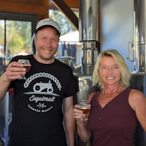 Daniel van Netten et Lavonne Parker tiennent chacun un verre de bière en souriant. 