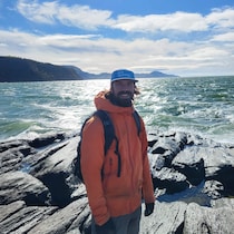Hugo Daniel pose devant le fleuve Saint-Laurent.