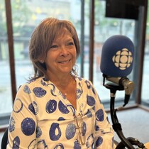 Huguette Lemay en entrevue au micro de Radio-Canada dans un studio.