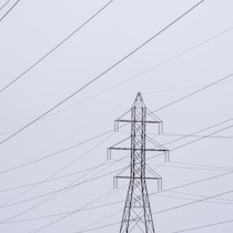 Des lignes électriques à haute tension. 