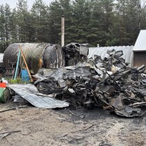 Les ruines d'un garage incendié.