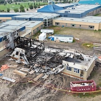 L'école Bethlehem de Saskatoon après un incendie survenu dans la nuit du 7 au 8 août 2026.