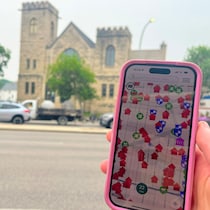 L'application InSite sur un téléphone cellulaire. photographiée devant une église de l'avenue Portage à Winnipeg. ( 11 juillet 2025)