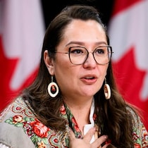 Mandy Gull-Masty parle en conférence de presse.