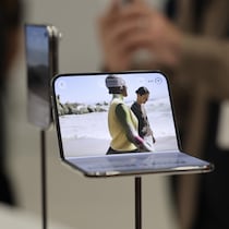 Un iPhone Duo à moitié plié.