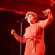L'artiste fransaskoise Isabelle Mercier avec son personnage de Matante Luce lors du Festival de la chanson de Saint-Ambroise, en août 2025.