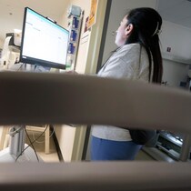 Une infirmière travaille sur son ordinateur dans le corridor de l'hôpital Jean-Talon, à Montréal





