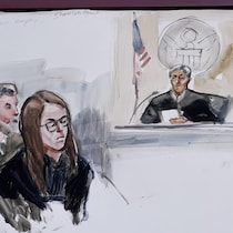 Croquis d'audience judiciaire représentant James Cody Bryant avec des lunettes, à la table de la défense face au juge.