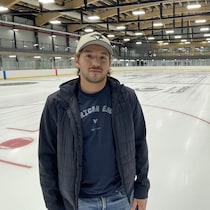 Jeremy Dumont sur la glace du nouveau complexe sportif de Lac-Simon.
