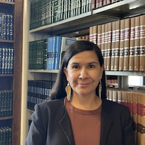 Portrait de Jerilee Ryle dans la bibliothèque de droit du Manitoba.