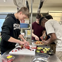 Des jeunes dans la cuisine.