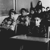 Des garçons dans une salle de classe au pensionnat pour autochtones St Anne's.