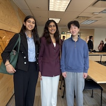 Maahi Sachdeva, Hanna Grover et Aris Wren.