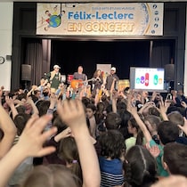 Une foule de jeunes qui regarde Sylvain Cossette sur une scène. 
