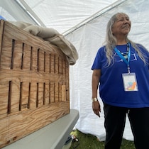 Joanne Williams se tient debout près d'une boîte en bois cintré.