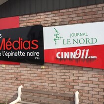 Affiche des Médias de l'épinette noire à Hearst.