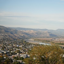 Panorama sur la ville de Kamloops, la rivière Thompson et les montagnes environnantes, le 7 octobre 2026.