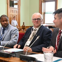 Trois personnes s'apprêtent à témoigner devant un comité de l'Assemblée législative du Nouveau-Brunswick.