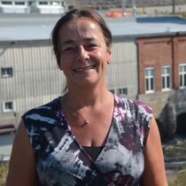 Kathleen Thorne Rochon devant un grand immeuble.