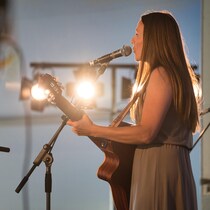 Kristen Martell, auteure-compositrice-interprète, en spectacle. 