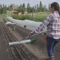 Sarah Ouellette prépare sa terre pour la production maraîchère au Yukon.