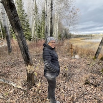 Adrienne Jérôme pose sous les arbres, près d'un lac.