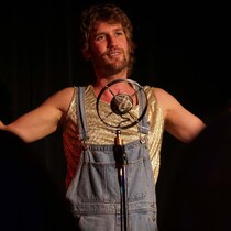 Portrait de l’artiste queer acadienne Fano Maddix
