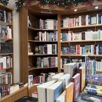 Des bibliothèques sont remplies de livres dans une librairie de Baie-Comeau. 