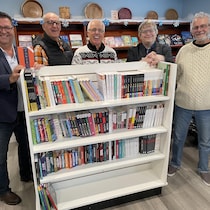 Plusieurs personnes étaient sur place pour l'ouverture officielle de la Librairie 10-04. De gauche à droite, on peut voir le député provincial de Mushkegowuk-Baie James, Guy Bourgouin, l'entrepreneur en construction, Mario Pitre, le maire de Hearst, Roger Sigouin, le directeur général des Médias de l'épinette noire, Steve McInnis et le président du conseil d'administration, Gérard Payeur.
