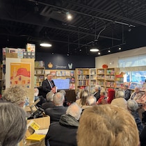 Pierre-Yves Mocquais présente le livre « Une histoire des Franco-Canadiens des Prairies – Mémoires de Raymond Denis » à Saskatoon, en Saskatchewan.