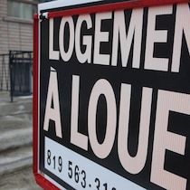 Une pancarte de logement à louer