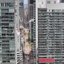 Images aériennes par drone de la circulation, des transports en commun et des piétons le long de la rue King West et de Spadina.