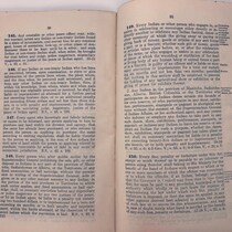 Un livre ouvert dans lequel on peut lire des articles de la Loi sur les Indiens.