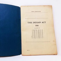 Un copie imprimée de la Loi sur les Indiens.