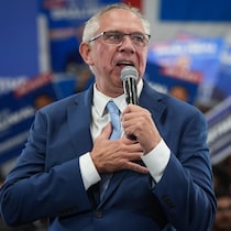 Lorne Doerkson parle dans un micro lors d'un rassemblement électoral. 