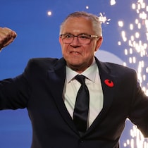 Lorne Doerkson, chef par intérim du Parti conservateur de la Colombie-Britannique, réagit aux projections des médias locaux annonçant un gouvernement majoritaire conservateur, lors de sa soirée électorale provinciale à Vancouver, en Colombie-Britannique (Canada), le 24 octobre 2026.