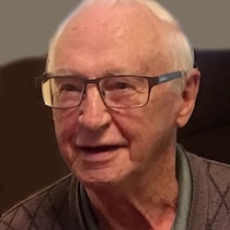Louis Dubé sur fond foncé. 