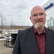 Louis-Philippe Gauthier devant les studios de Radio-Canada.