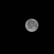 Sur cette photo de la Lune prise à bord de la capsule Orion, on aperçoit, à l'extrémité gauche, une première partie de la face cachée de la Lune.