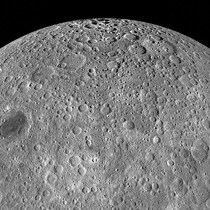 La face cachée de la Lune est marquée par de nombreux cratères profonds.