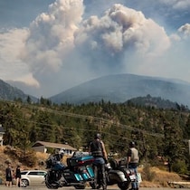 Des nuages créés par le feu de Lytton Creek montent dans le ciel, le 15 août 2021.