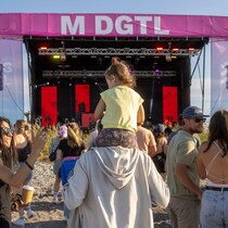 Des festivaliers devant la scène du M DGTL.