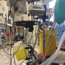 Des machines pêle-mêle dans une salle d'opération.