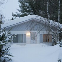 La maison de Rachel Longpré vue de l'extérieur, en hiver.