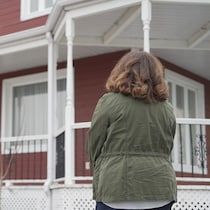Julie devant la maison de son enfance.