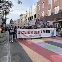 Des personnes manifestent sur la rue des Forges, à Trois-Rivières.