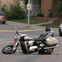 Une photo d'archives de 2023 montrant un accident de moto dans le quartier d'Elmwood, à Winnipeg. 
