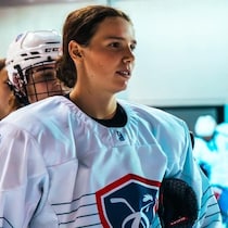 Manon le Scodan en tenue d'hockey sur une patinoire.